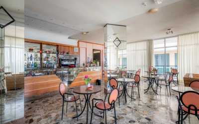 Obóz młodzieżowy, Rimini h. Crown***- obóz Party Zone - wylot z Warszawy Hotel Crown***, 8 dni 16-19 lat